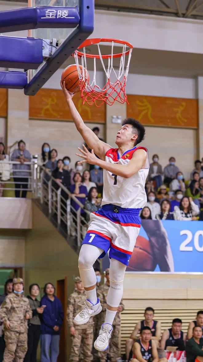 包含云南男篮耀眼表现，展现团结拼搏，勇往直前的词条